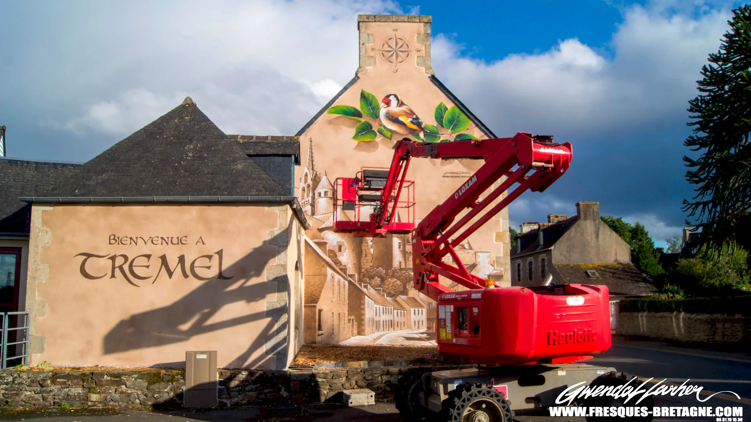Gwendal Larher peignant en nacelle sur le chantier d'une fresque à Trémel, Bretagne.